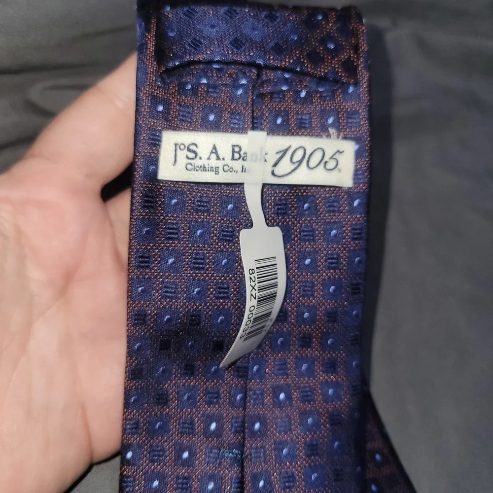 JoS. A. Bank 1905 Men's Purple Navy Paisley Print Tie 100% Silk